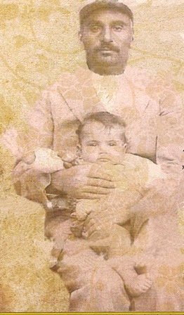 یزد فردا:دکتر جلال مجیبان در زمان طفولیت به اتفاق پدرشان  استاد کاظم مجیبان