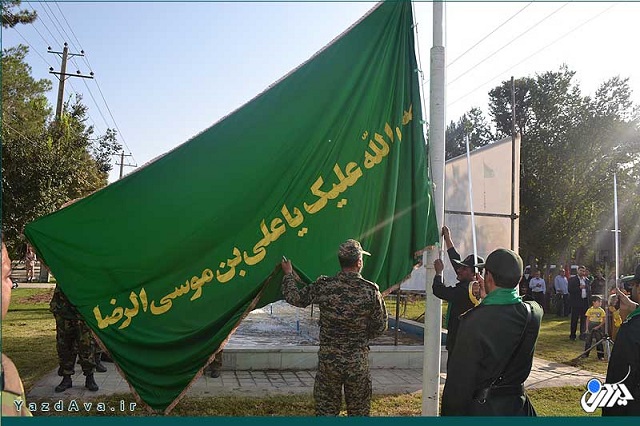 گزارش تصویری :اهتزاز پرچم متبرک حرم رضوی درمیدان امام رضا (ع) یزد