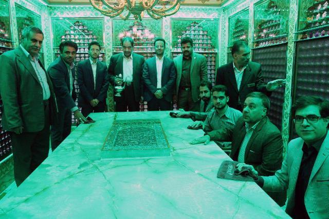 گزارش تصویری : غبارروبی ضریح امامزاده جعفر (ع) یزد با حضور خبرنگاران