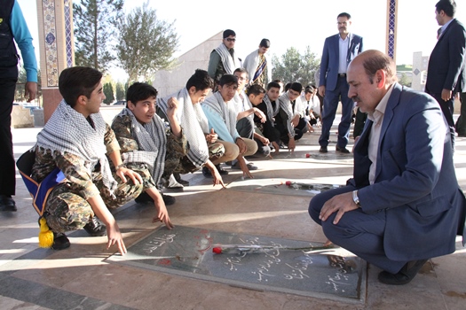 یزد فردا: در استانه هفته دفاع مقدس فرهنگیان و دانش آموزان به مقام والای شهیدان ادای احترام کردند.