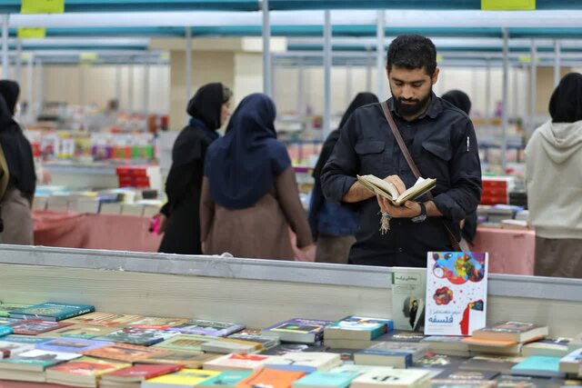 عرضه ۳۵ هزار جلد کتاب در نمایشگاه مهریز عرضه ۳۵ هزار جلد کتاب در نمایشگاه مهریز