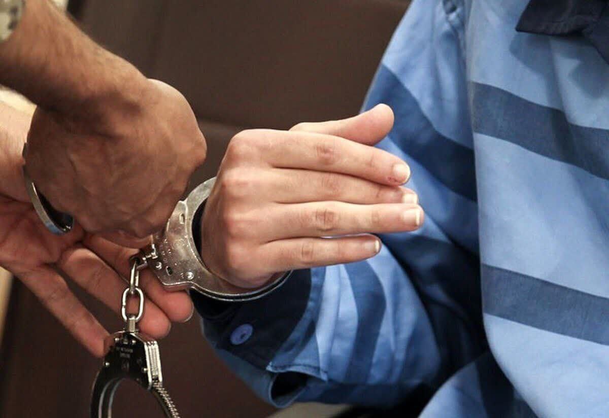 دستبند پلیس بر دست کلاهبردار ۵ هزار میلیاردی