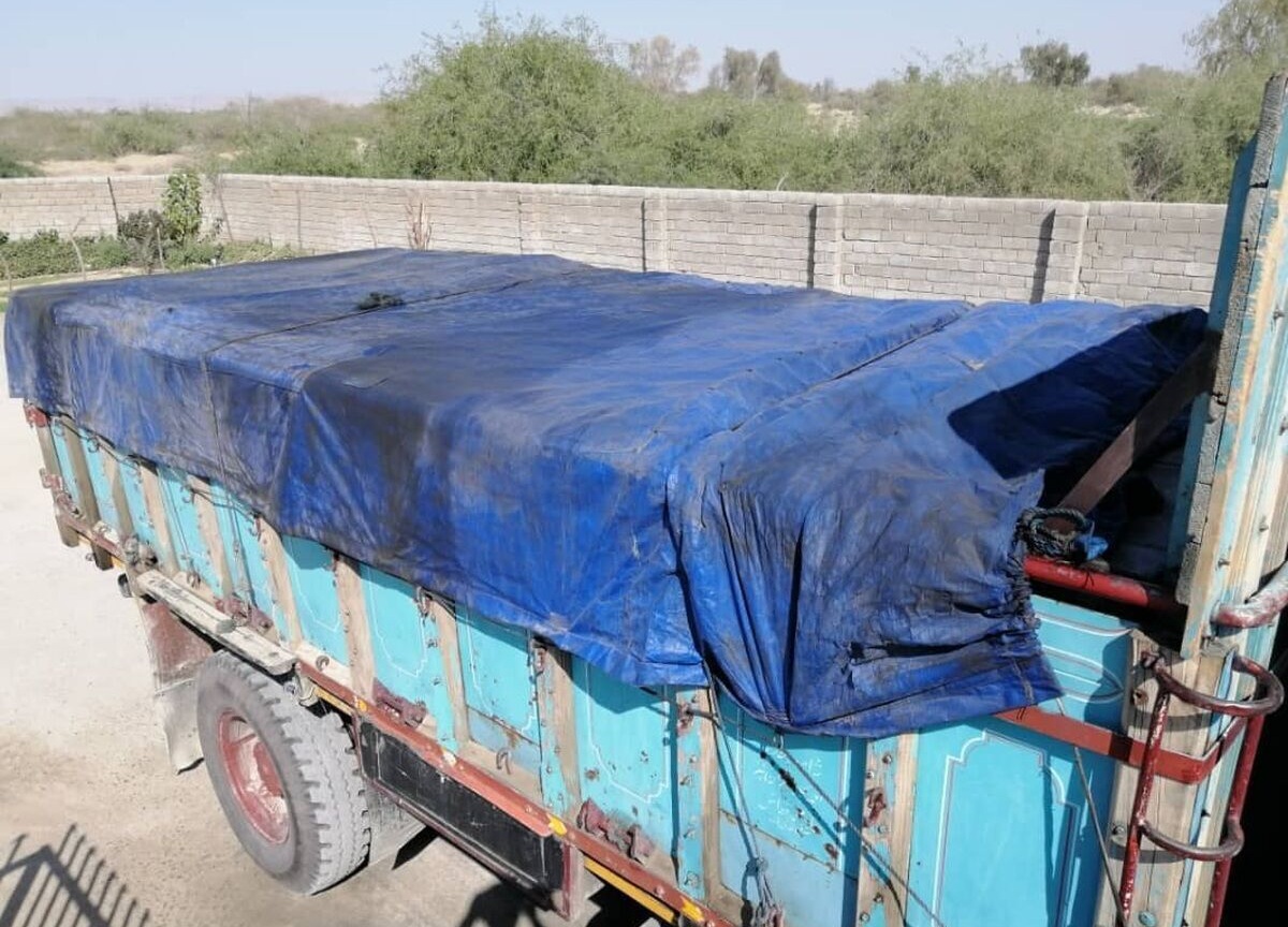 کشف گازوئیل قاچاق در یزد با پوشش آجر سفال کشف گازوئیل قاچاق در یزد با پوشش آجر سفال