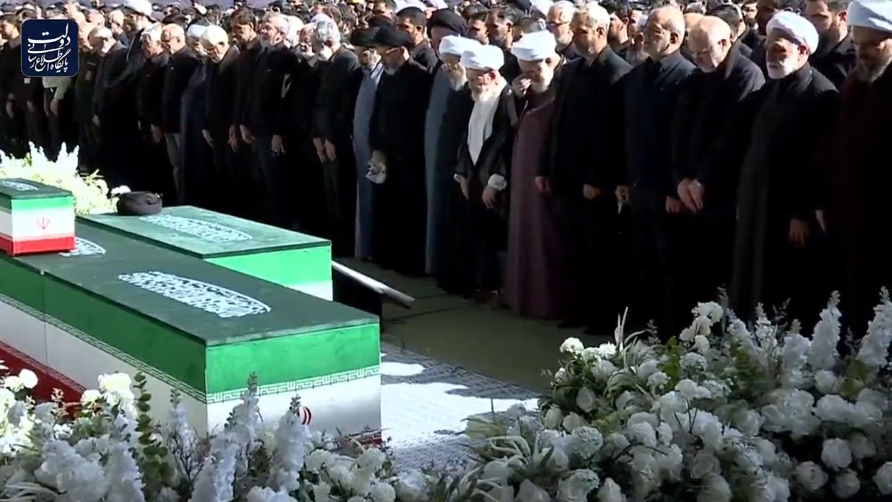 ببینید| اقامه نماز بر پیکر‌های شهدای خانواده رهبر شهید انقلاب اسلامی