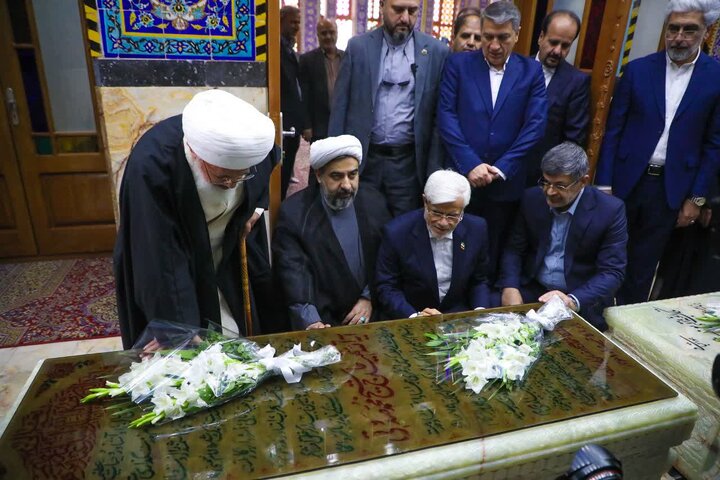 معاون اول رئیس‌جمهور به مقام شامخ شهدا در یزد ادای احترام کرد
