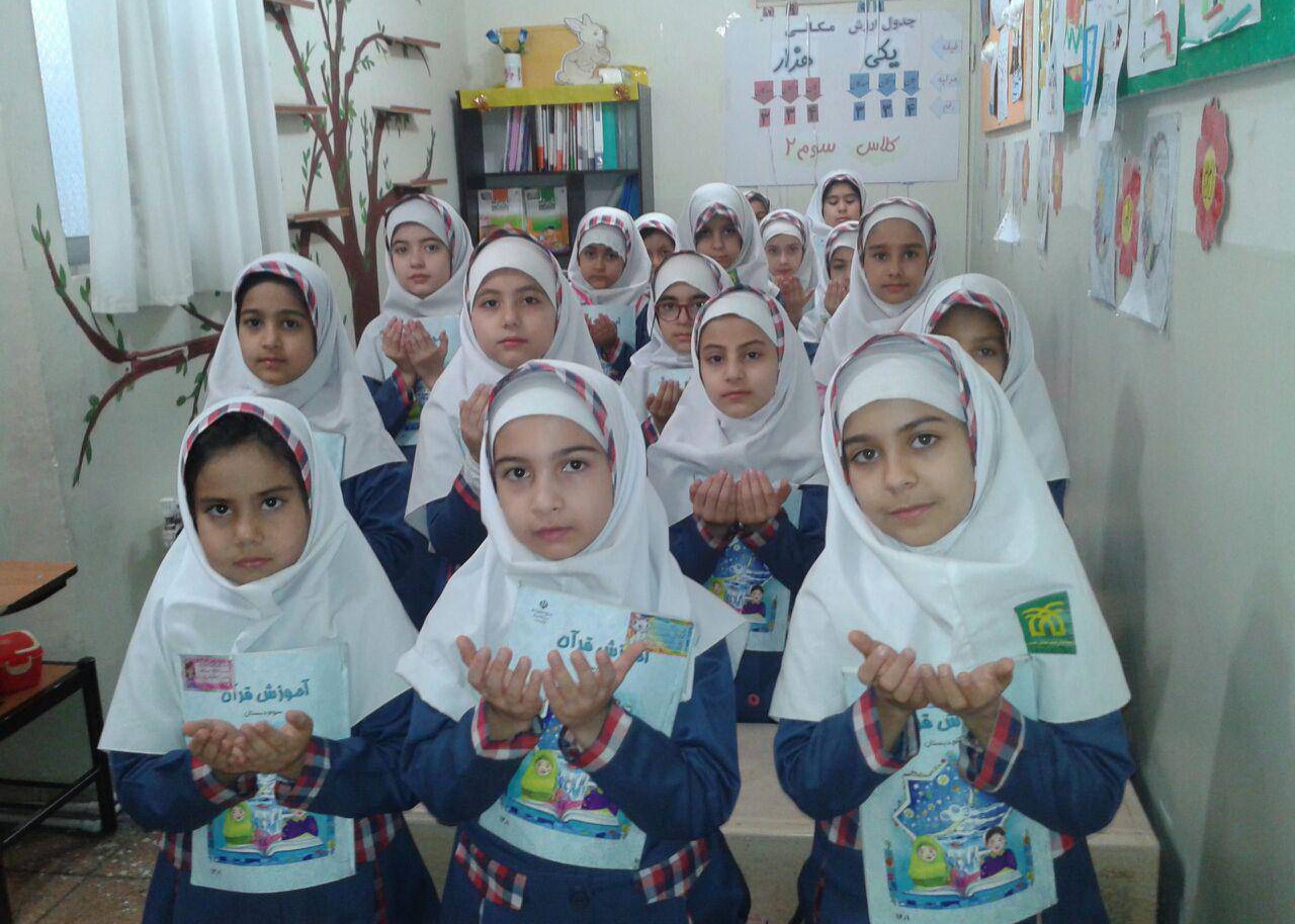 طنین انداز شدن نوای دعای فرج در مدارس استان یزد