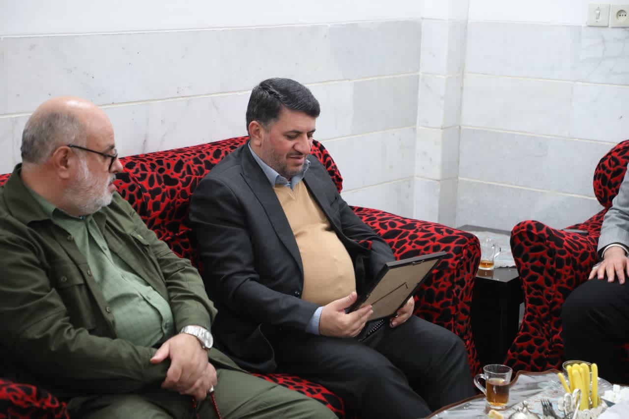 تجلیل استاندار یزد از مادران و همسران شهدا