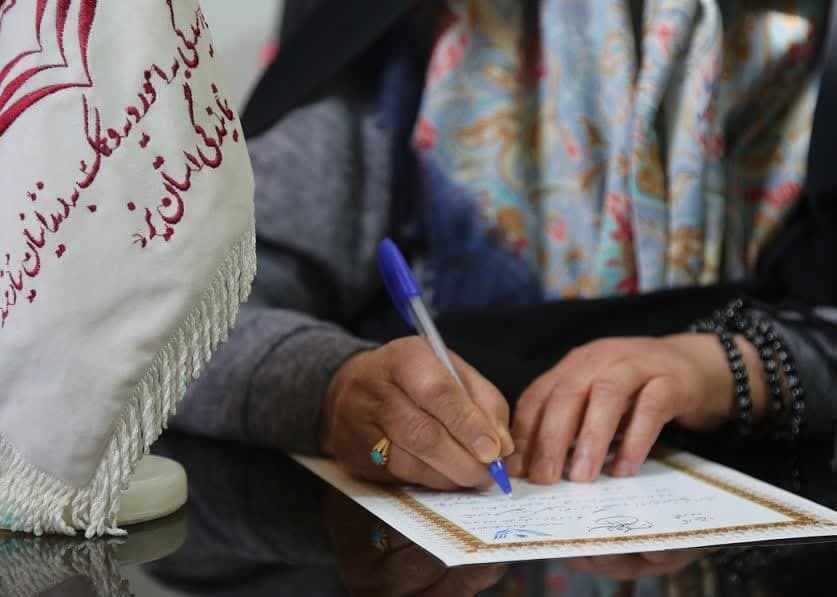 مادر یزدی، زندانی آزاد کرد