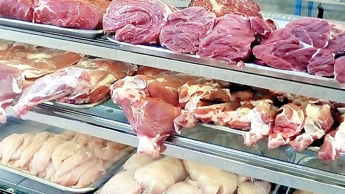 مرغ و گوشت به وفور عرضه می‌شود