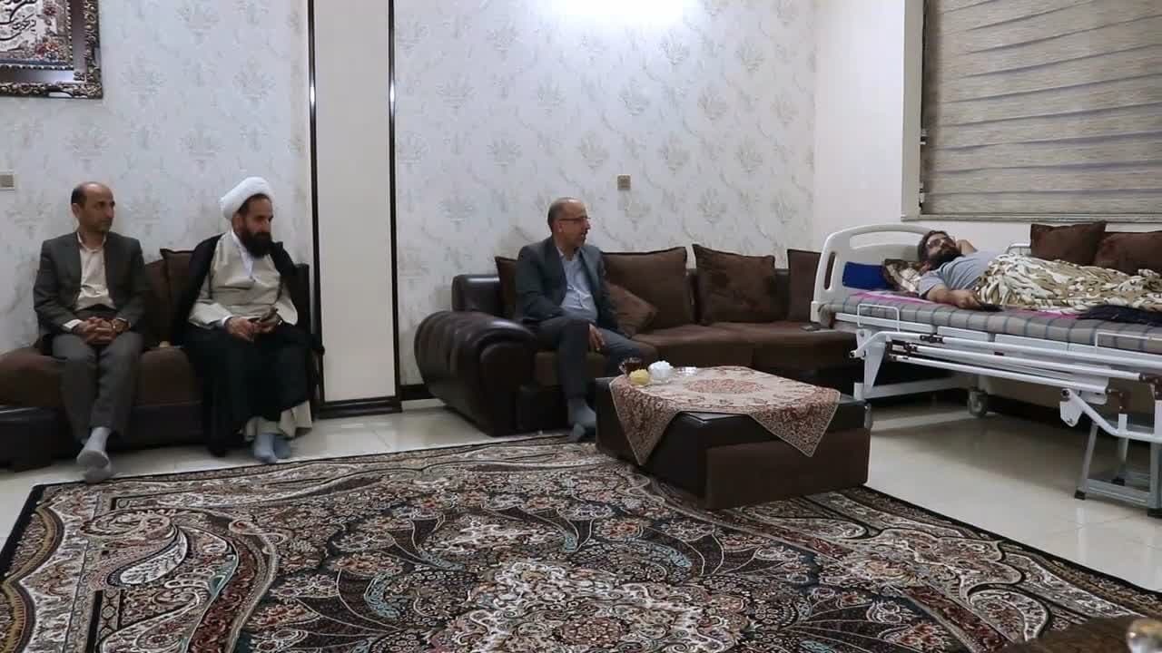 عیادت میرمحمدی از مجروحین حادثه‌ی تروریستی راسک