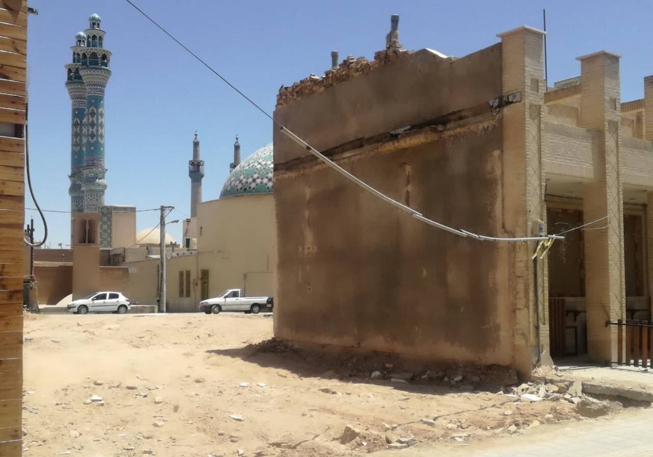 پلاک تخریب‌شده در نزدیکی امامزاده جعفر یزد، بنای تاریخی نبوده است