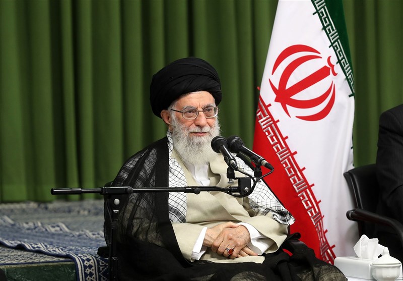  آیت‌الله خامنه‌ای: گفتم من صاحب‌نظر نیستم لکن اگر سران سه قوّه تصمیم بگیرند، من حمایت میکنم/مسئولان دقت کنند مشکلات هرچه ممکن است کم شود/ آتش‌زدن کار اشرار است