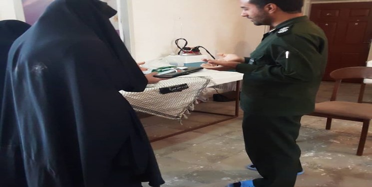 اقدام جهادی بانوی بسیجی رفسنجان با راه‌اندازی کارگاه تولید ماسک در منزل