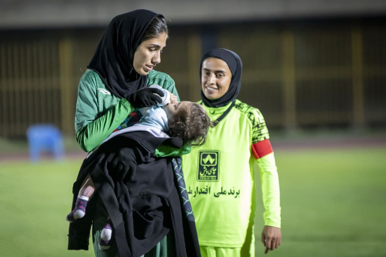 مهر مادری در زمین فوتبال