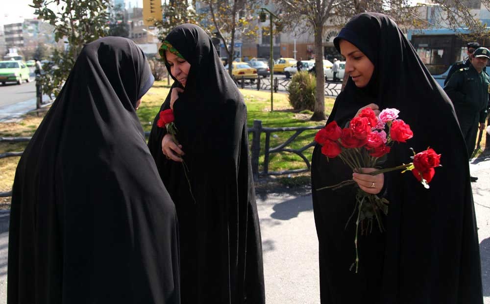 اهدای گل‌هایی با عطر حجاب و عفاف در یزد