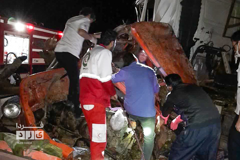 امدادرسانی نیروهای هلال احمر به حادثه دیدگان تصادف سه کامیون در محور مروست به مهریز