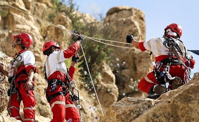 نجات سه کودک گرفتار در یکی از کوههای کرمان