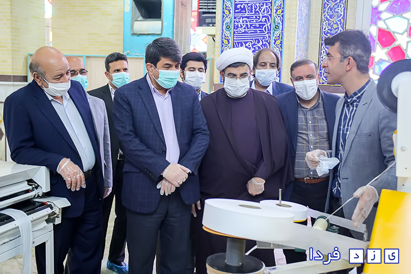 بازدید استاندار یزد از کارگاه تولید ماسک پزشکی در مسجد روضه محمدیه 