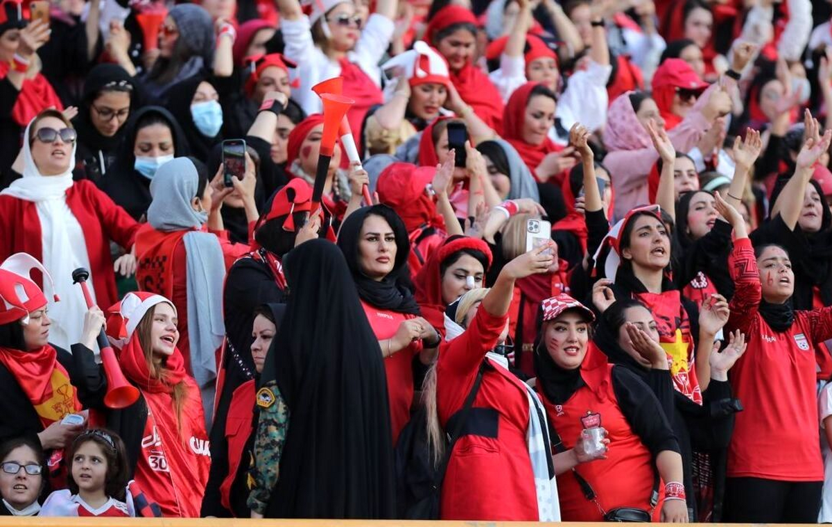 کیهان: دیدید ورود زنان به ورزشگاه‌ها غلط بود؟