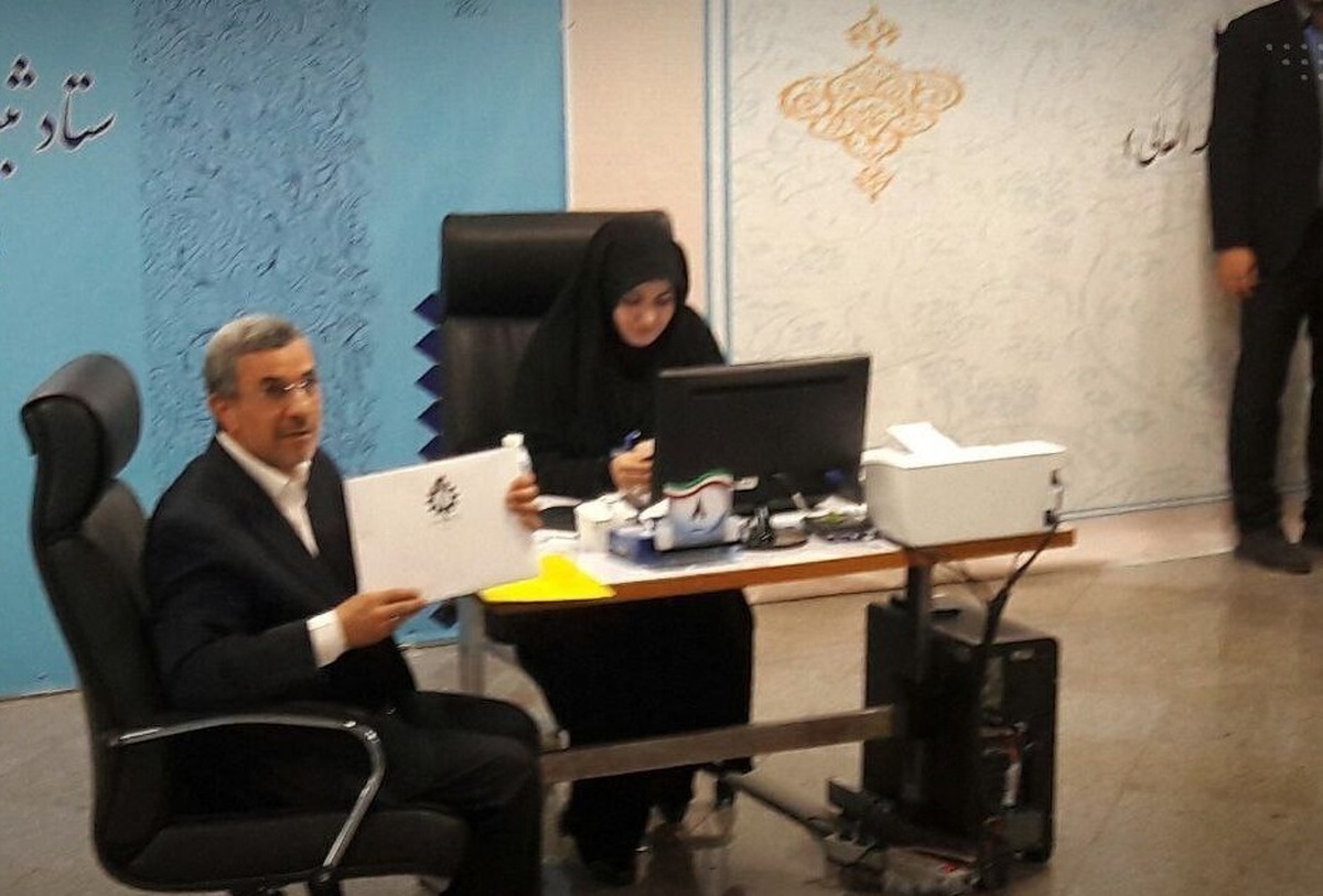 فیلم| احمدی نژاد: این شناسنامه خیلی احترام داره ساخت ایرانه