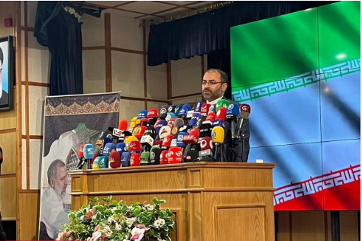 فیلم| شعرخوانی محفوظی بعد از ثبت‌نام در انتخابات