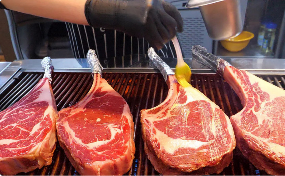 فیلم| غذای خیابانی در کره؛ پخت استیک زغالی با هویج و گوجه‌فرنگی