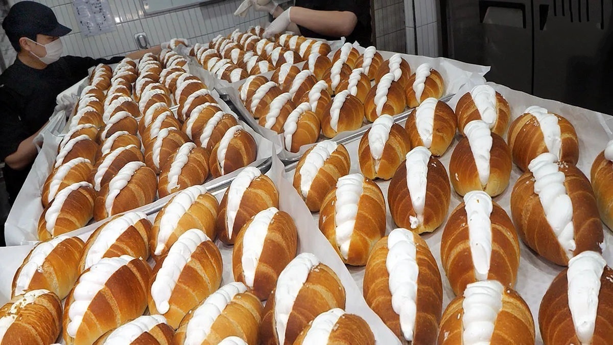 فیلم| فرآیند پخت نان خامه‌ای سنتی در کره جنوبی