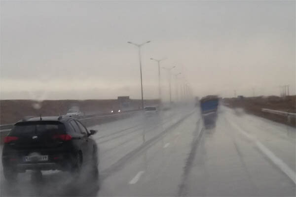 بارندگی در اغلب محورهای استان یزد/ جاده‌ها لغزنده هستند