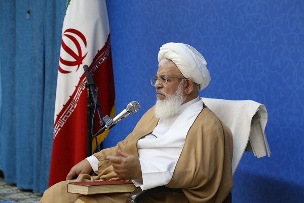 نخبگان و ایده پردازان باید جذب صنعت شوند