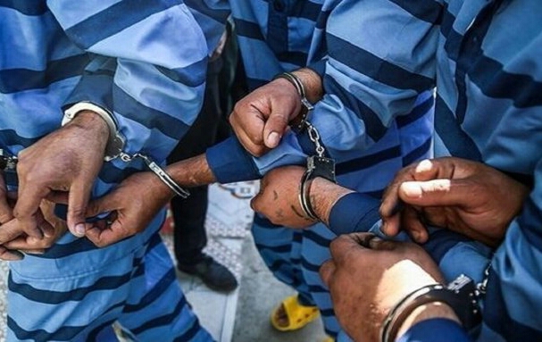 دستبند پليس بر دستان محکومان و متهمان متواري
