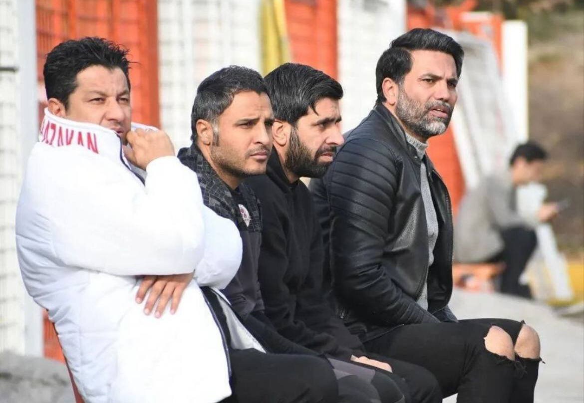 استایل عجیب نیکبخت واحدی روی نیمکت مربیگری با شلوار پاره