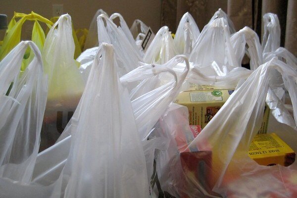 ممنوعیت توزیع کیسه‌ پلاستیکی درفروشگاه‌های زنجیره‌ای/ برپایی پویش «امروز من بدون کیسه پلاستیکی»