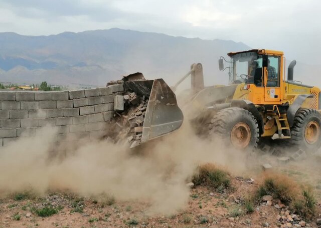 رفع تصرف و تخریب ساخت و سازهای غیرمجاز در ٢٠ هکتار از اراضی کوهپایه کرمان