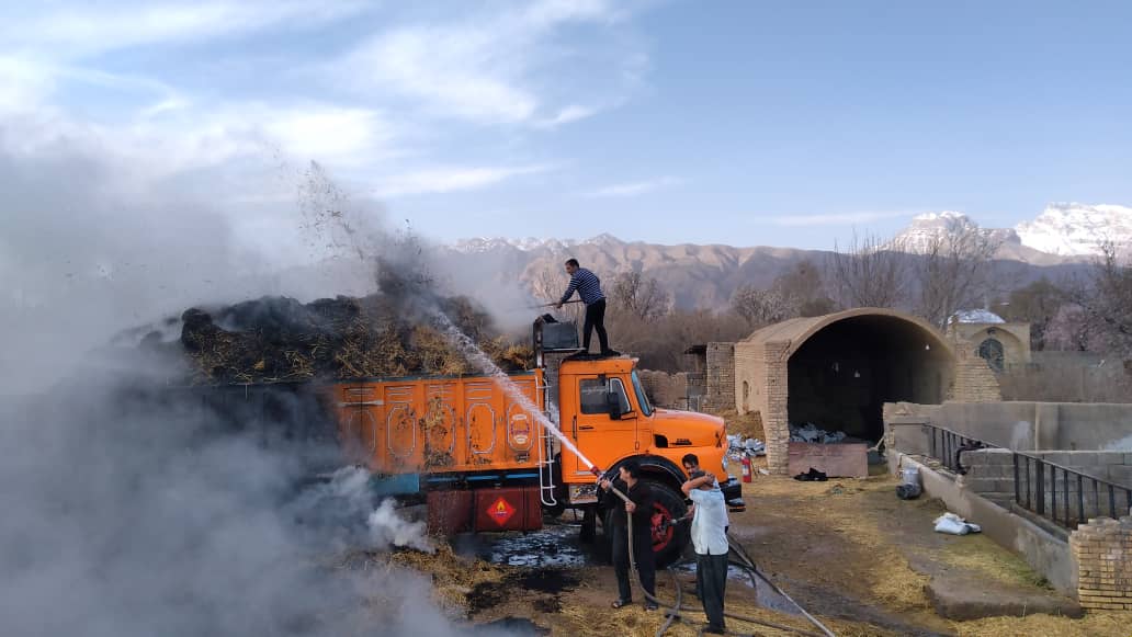 آتش سوزی کامیون حامل خوراک دام در مهریز