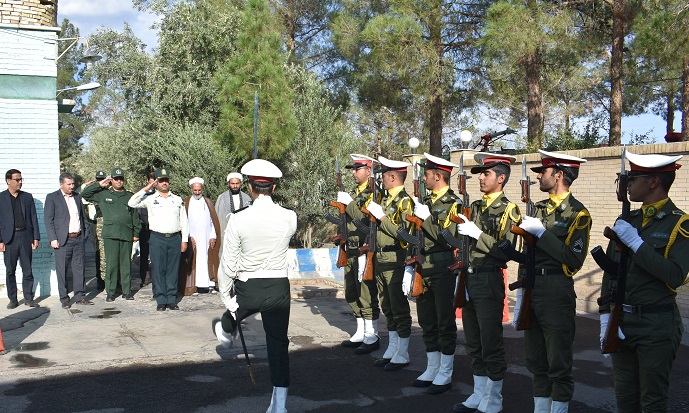 صبحگاه مشترک نیروهای نظامی و انتظامی در شهرستان بهاباد  برگزارشد