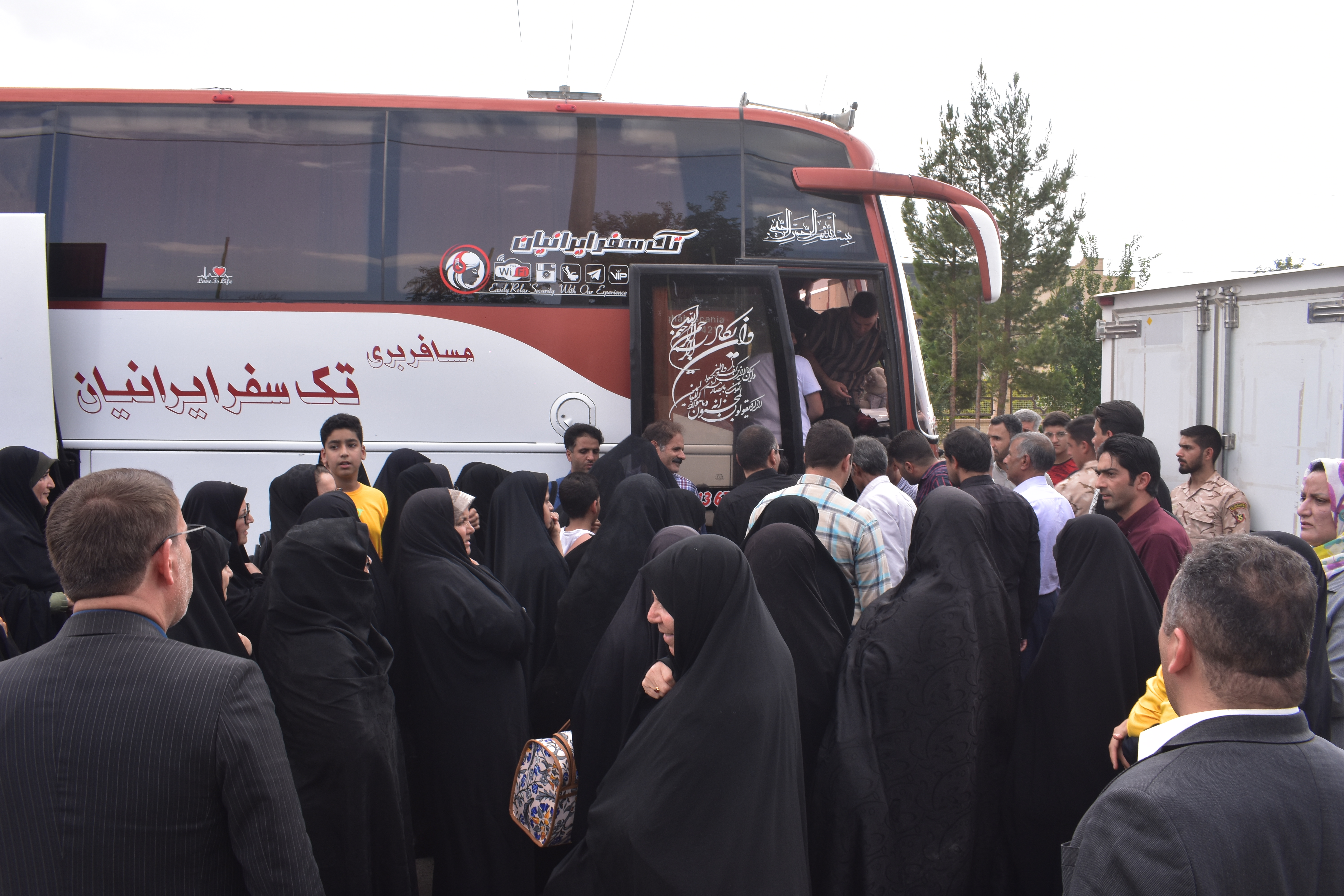 200 نفرزائرازبهاباد  با 5 دستگاه اتوبوس راهی مرقد امام راحل شدند