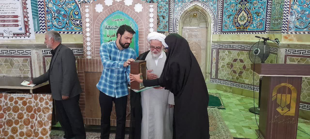 اهداء جایزه آقاجلال به خانم دهقان طزرجانی در نمازجمعه اشکذر 