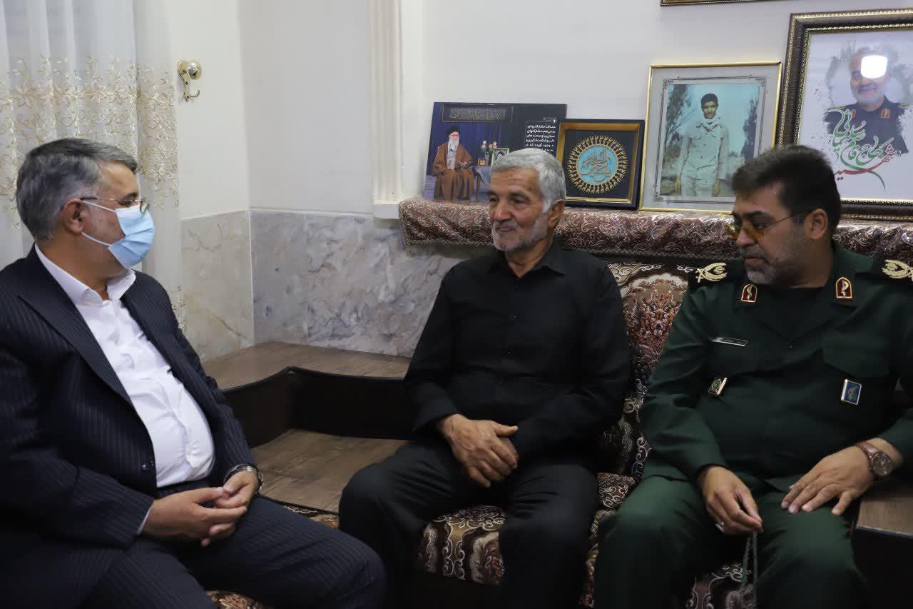 دیدار رئیس کل دادگستری استان یزد با خانواده شهید غلامی نژاد