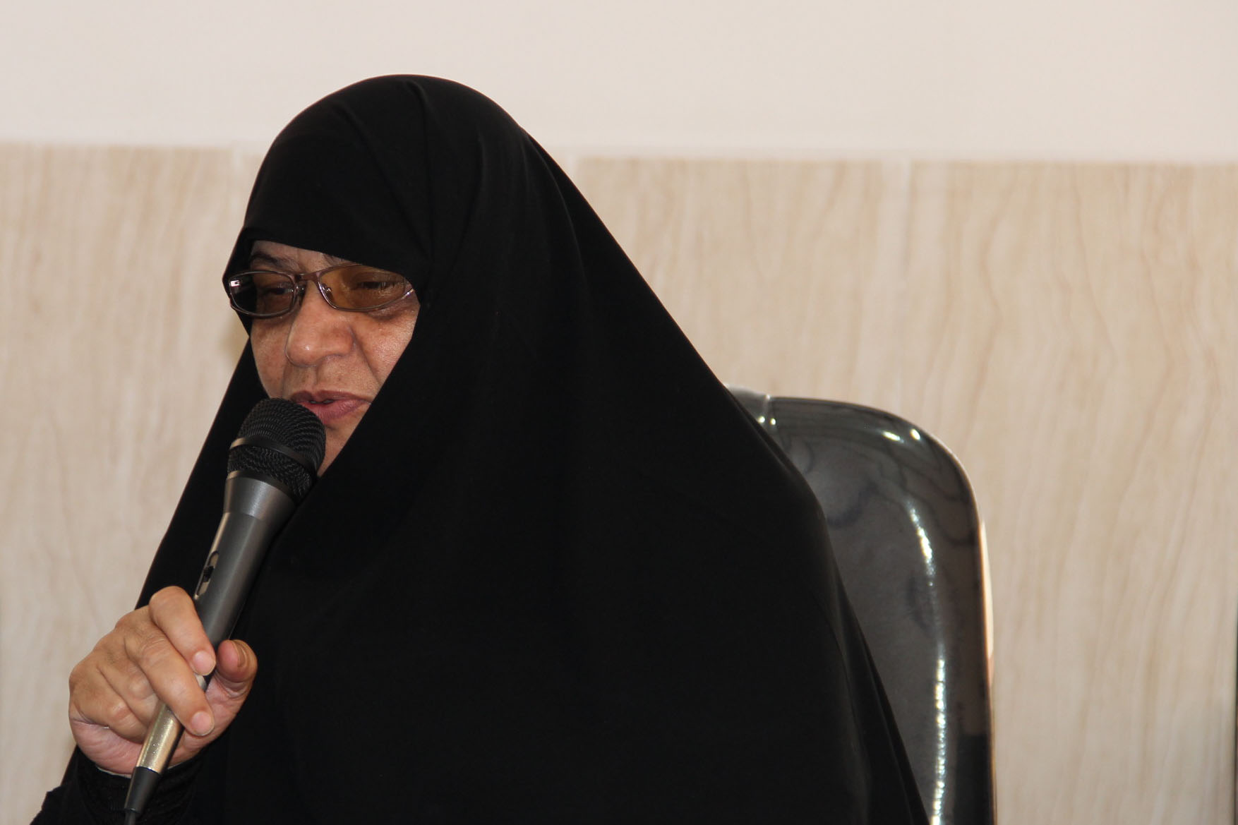اساتید حوزوی طلاب را از مسائل سیاسی روز آگاه کنند