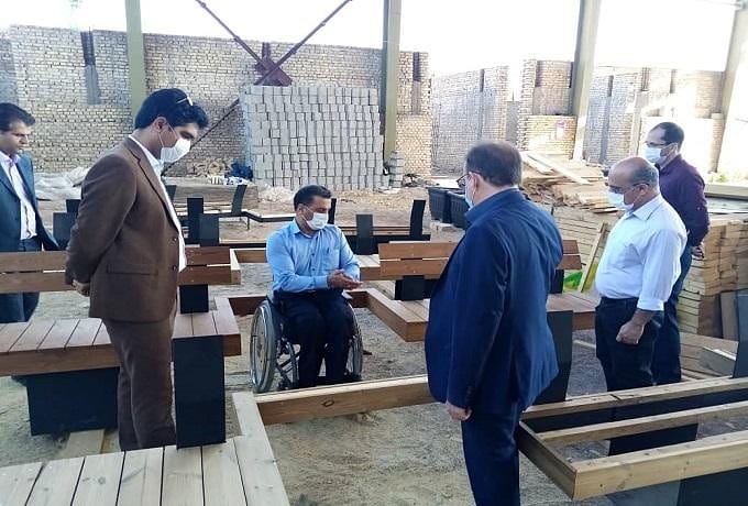 بازدید رئیس کمیسیون خدمات و محیط زیست شهری شورای اسلامی شهر و سرپرست سازمان سیما،منظر و فضای سبز از روند ساخت مبلمان ویژه معلولین