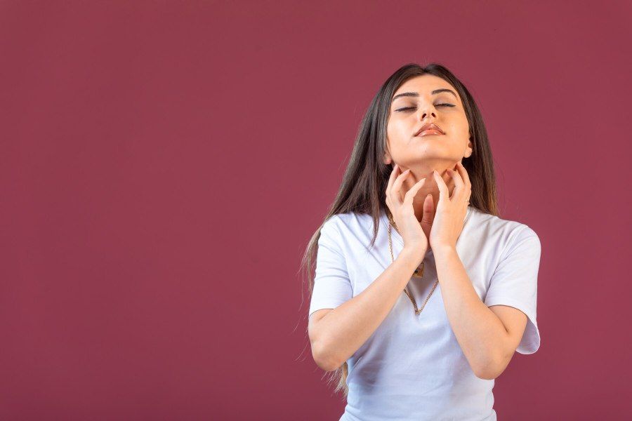 موقع گلو درد به این خوراکی‌ها لب نزنید