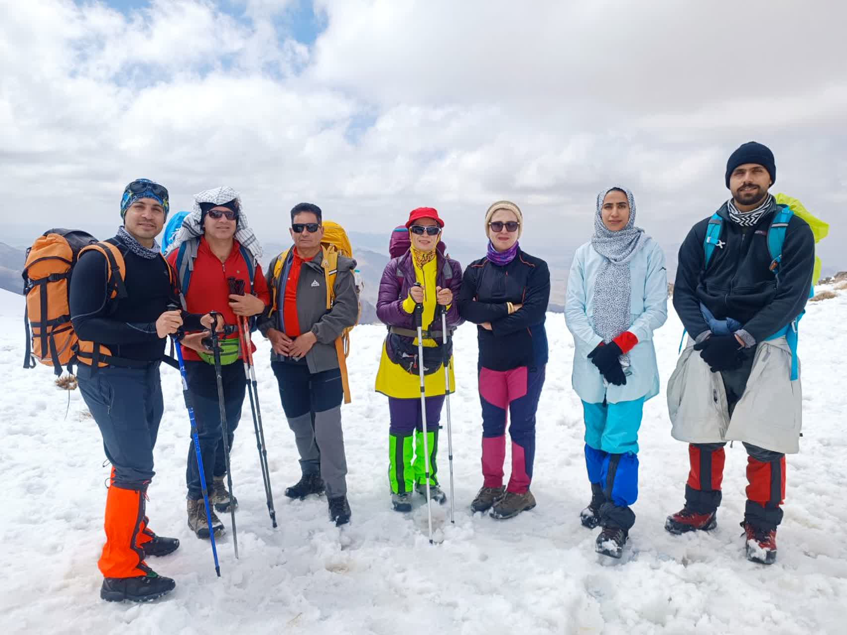 صعود تیم کوهنوردی استان یزد به قله بل بلندترین قله استان فارس به مناسبت هفته معلم
