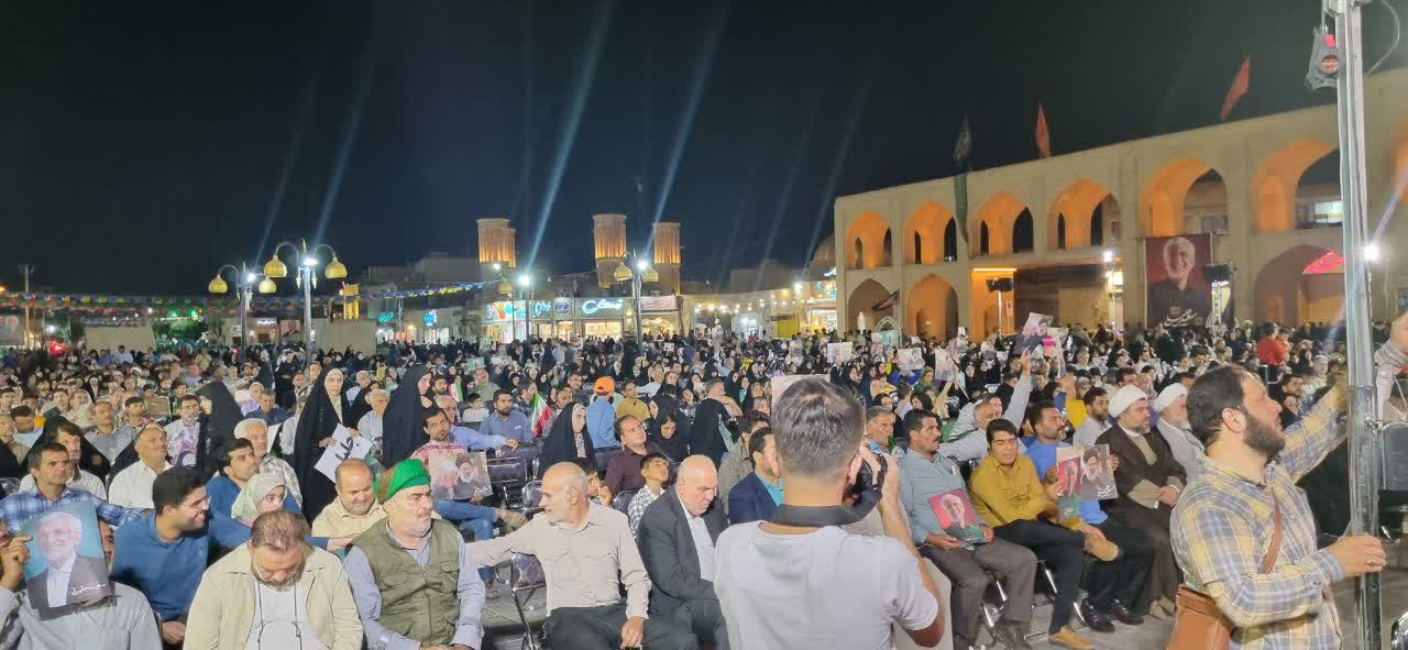 فیلم| تجمع نیروهای طرفدار جلیلی در میدان امیر چقماق یزد با حضور آقای منصوری رئیس ستاد انتخاباتی آقای جلیلی