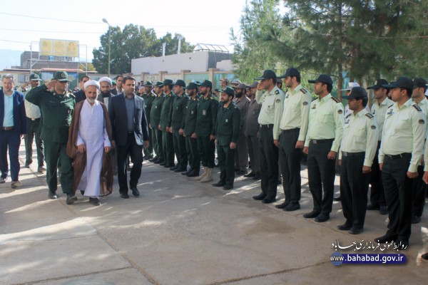 صبحگاه مشترک نیروهای نظامی و انتظامی در بهاباد برگزار شد