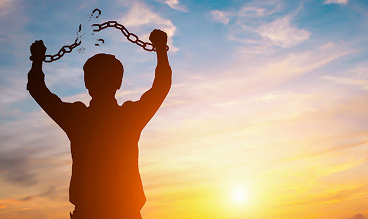 بازدید از اماکن تاریخی به بهای آزادی زندانی