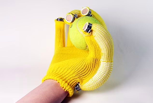 رونمایی از عجیب ترین دستکش جهان با انگشتان موزی!