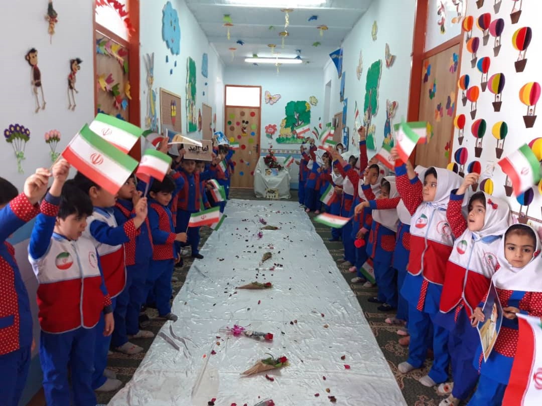 مراسم گرامیداشت ۱۲بهمن  توسط  اعضا کانون غنچه های هلال احمر شهرستان بهاباد 