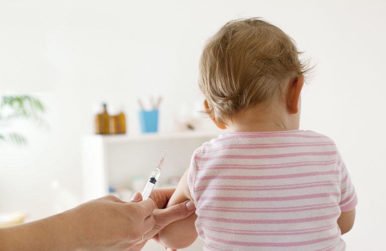وزارت بهداشت: اگر کودک زیر ۵ سال دارید سریع تر واکسن سرخک او را بزنید