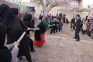 برگزاری مسابقه طناب کشی بانوان در روستای کبک آباد تنک چنار شهرستان مهریز