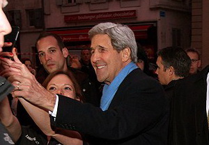  پیاده‌روی جان کری در پایان روز اول مذاکرات/پايان نشست وزرای خارجه ايران و آمريكا +تصاویر 